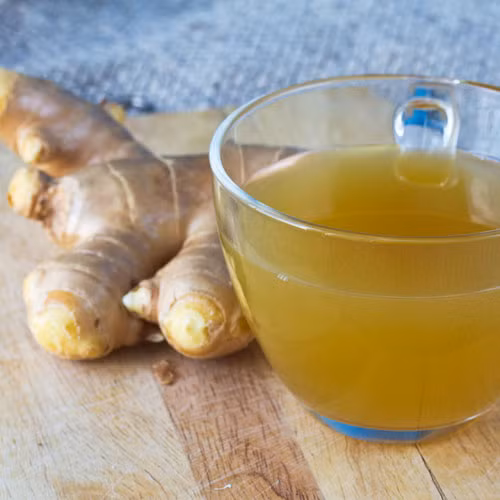 Uống trà gừng. Gừng là một gia vị có tác dụng lưu giữ hương vị ngọt ngào trong miệng lâu hơn, đồng thời chống lại cảm giác thèm ăn đồ ngọt. Vì vậy, hãy thưởng thức một cốc nước nóng với vài lát gừng và chanh mỗi khi thèm ăn.