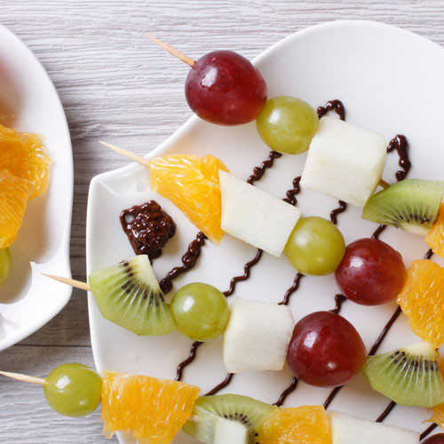 Ăn một chút thức ăn có lợi cho sức khỏe. Lượng đường trong cơ thể xuống thấp cũng gây ra cảm giác đói. Lúc này, bạn cần cung cấp cho cơ thể một lượng nhỏ thực phẩm hữu ích cho cơ thể (khoảng 3 -5 giờ ăn một lần) để đảm bảo lượng đường trong máu bạn không sụt giảm đột ngột.