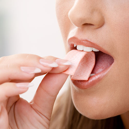 Nhai kẹo cao su. Theo nghiên cứu tại Đại học Louisiana, Mỹ thì những người nhai kẹo cao su không đường 3 giờ sau bữa trưa không có cảm giác đói và thèm ăn vặt. Họ cũng vẫn cảm thấy tràn đầy năng lượng để làm việc suốt cả buổi chiều.