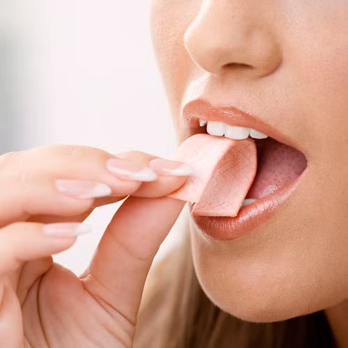 Nhai kẹo cao su. Theo nghiên cứu tại Đại học Louisiana, Mỹ thì những người nhai kẹo cao su không đường 3 giờ sau bữa trưa không có cảm giác đói và thèm ăn vặt. Họ cũng vẫn cảm thấy tràn đầy năng lượng để làm việc suốt cả buổi chiều.