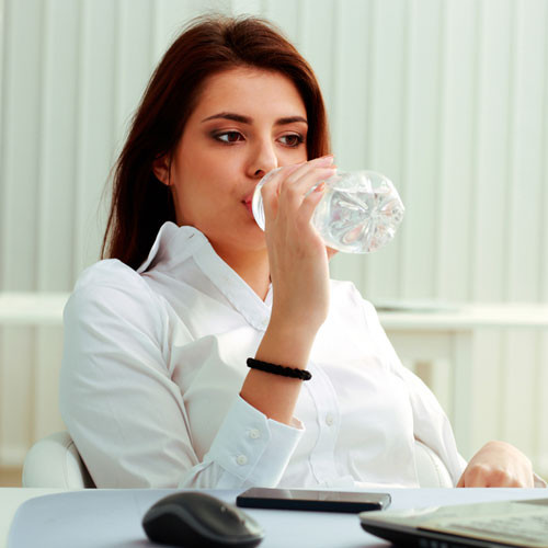 Uống nước. Uống nước gần như là điều kiện tiên phong để hạn chế cảm giác thèm ăn. Uống nước giúp bạn sẽ nhanh chóng có cảm giác no, han chế việc ăn nhiều đồ ăn. Bên cạnh đó nước còn tham gia tăng khả năng trao đổi chất, làm tiêu hao lượng mỡ thừa, hạn chế khả năng tích tụ mỡ.