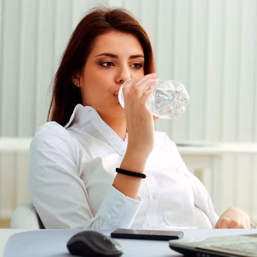 Uống nước. Uống nước gần như là điều kiện tiên phong để hạn chế cảm giác thèm ăn. Uống nước giúp bạn sẽ nhanh chóng có cảm giác no, han chế việc ăn nhiều đồ ăn. Bên cạnh đó nước còn tham gia tăng khả năng trao đổi chất, làm tiêu hao lượng mỡ thừa, hạn chế khả năng tích tụ mỡ.