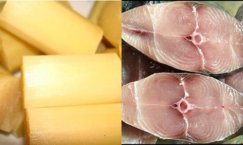 Cá kho nước mía làm một trong những món ngon từ mía độc đáo. Thịt cá chín vừa, bùi bùi, nước kho sánh đủ làm bữa cơm thêm đậm đà. Cá rửa sạch, cắt khúc vừa ăn, ướp muối, tiêu khoàng 5 phút. Thịt ba chỉ thái miếng. Đun nóng ít dầu ăn, cho cá vào rán sơ, hơi vàng là được. Ảnh: hanoilive