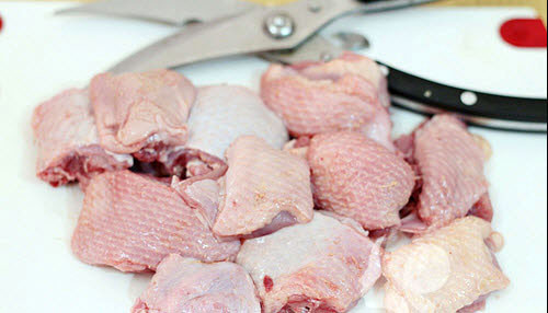 Vịt kho nước mía kết hợp với ngũ vị hương vừa thơm, vịt vừa mềm ăn với cơm hay với bánh mì đều ngon tuyệt. Thịt vịt khứa trên da, đem áp chảo cho da vịt bớt mỡ. Sau đó chặt nhỏ miếng thịt vịt, chỗ thịt dày xẻ dọc cho dễ thấm gia vị. Ảnh: quanxua