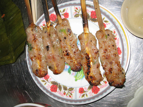 Chả mía. Đây là một trong những món chả có hương vị thơm ngon tuyệt vời. Để làm chả mía, cần có thịt xay (hoặc giò sống). Mộc nhĩ ngâm nở, rửa sạch rồi băm thật nhỏ. Sau đó trộn đều mộc nhĩ với thịt xay cùng gia vị để món chả mía thêm đậm đà. Ảnh: dulichhaiphong