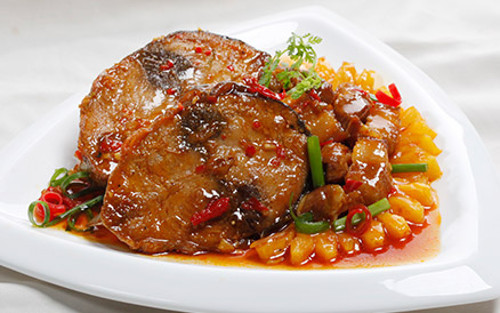 Thịt ba chỉ cho vào chảo nóng xào nhanh tay, đồng thời trộn thịt với hỗn hợp hành ớt, nêm nước mắm, hành tỏi băm, dầu điều, để thấm. Sau đó cho cá và thịt vào nồi kho. Lúc đầu kho lửa to cho thịt và cá săn, thấm gia vị. Sau đó bớt lửa, cho nước mía vào kho đến khi thịt cá chín, nước kho hơi sánh là được. Ảnh: amthuchanoi