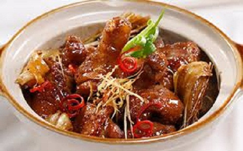 Ướp vịt với đường, hạt nêm, hành tỏi băm, ớt bột, xì dầu, ngũ vị hương khoảng 15 phút cho ngấm. Vịt ngấm, phi thơm hành tỏi, cho vịt vào xào thật săn, thêm sả đã cắt khúc, ớt, dầu hào, nước mía và nước lọc vào. Kho lửa vừa đến khi thịt chín mềm, nước sanh sánh thì tắt lửa. Ảnh: tchdkh