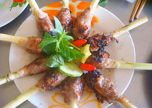 Mía róc vỏ, chẻ làm 4 theo chiều dọc. Chặt mía thành những thanh mía dài khoảng 5- 7cm. Cho phần hỗn hợp thịt mọc vào màng bọc thực phẩm, rồi đặt thanh mía ở giữa và vo tròn lại. Nhúng qua bột chiên giòn rồi đem rán vàng. Chả mía ngon nhất khi ăn kèm với rau sống chấm tương ớt hoặc nước mắm chua ngọt. Ảnh: amthucgiadinh