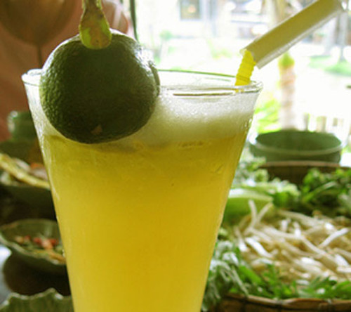 Hầu hết, người bán thường cho trực tiếp các loại quả vào máy ép, ép cùng với cây mía. Một số loại nước mía thường gặp như: nước mía hạnh, nước cam mía, nước mía chanh dây, nước mía dâu, nước mía cà rốt, nước mía củ năng, nước mía sầu riêng…Ảnh: mayepnuocmiare