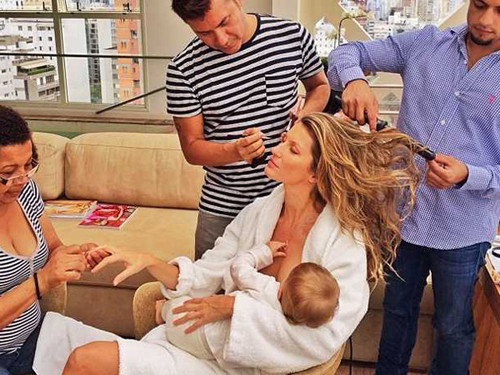 Siêu mẫu Gisele Bundchen ủng hộ việc nuôi con bằng sữa mẹ và cho rằng nên cho con bú ít nhất là 6 tháng đầu đời. Không chỉ thế, hình ảnh vừa chuẩn bị cho buổi chụp hình, vừa tranh thủ của cho bú của cô đem lại sự thích thú cho người hâm mộ.