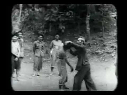 Dù kháng chiến dù gian khổ, Người không quên dành thời gian tập võ cùng các chiến sĩ. Ảnh: youtube