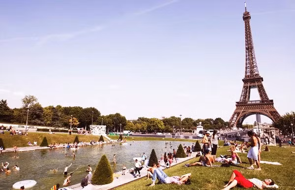 Trong khi đó, đợt nắng nóng ở Pháp gây ảnh hưởng mạnh đến sức khỏe và đời sống của người dân. Nhiều người đã chết một cách đơn độc dưới mái nhà của chính họ. Tỷ lệ tử vong chủ yếu ở những người cao tuổi không thể chịu đựng được thời tiết nắng nóng. Con số tử vong ở nước này được báo cáo lên đến 10.000 người.