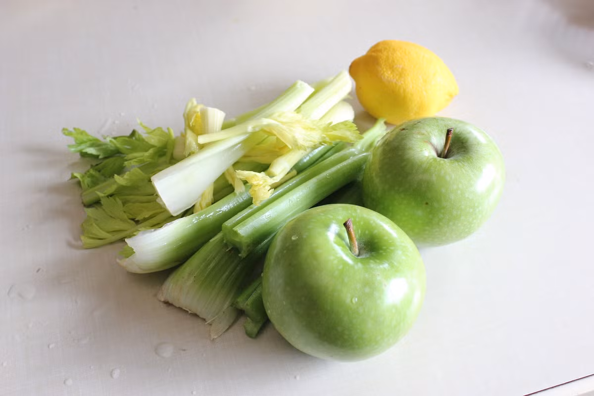 Nước ép rau cần tây + táo + chanh. Cần tây là loại rau chứa vitamin A, C nhiều nhất, bên cạnh đó cần tây cũng chứa nhiều khoáng chất, kết hợp với táo, chanh làm cho thức uống trở nên dễ uống và giá trị dinh dưỡng phong phú.