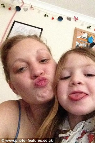 Cô Samantha Beaven ở Anh đã bị chảy máu và chuột rút vào tuần đầu tiên của thai kỳ. Cô đã lo lắng và lui tới bệnh viện đến 8 lần để kiểm tra sức khỏe thế nhưng vẫn không tìm ra được nguyên nhân. Thậm chí, các bác sỹ còn nói rằng, đó chỉ là triệu chứng bình thường khi mang thai.