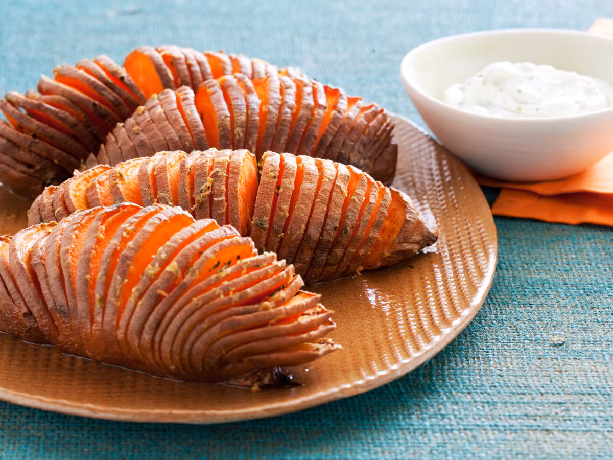 Lượng kali, magiê giúp điều chỉnh cân bằng lượng nước trong cơ thể, làm tăng lưu lượng oxy và giảm stress hiệu quả. Nếu bạn thấy căng thẳng, hãy ăn một củ khoai lang.