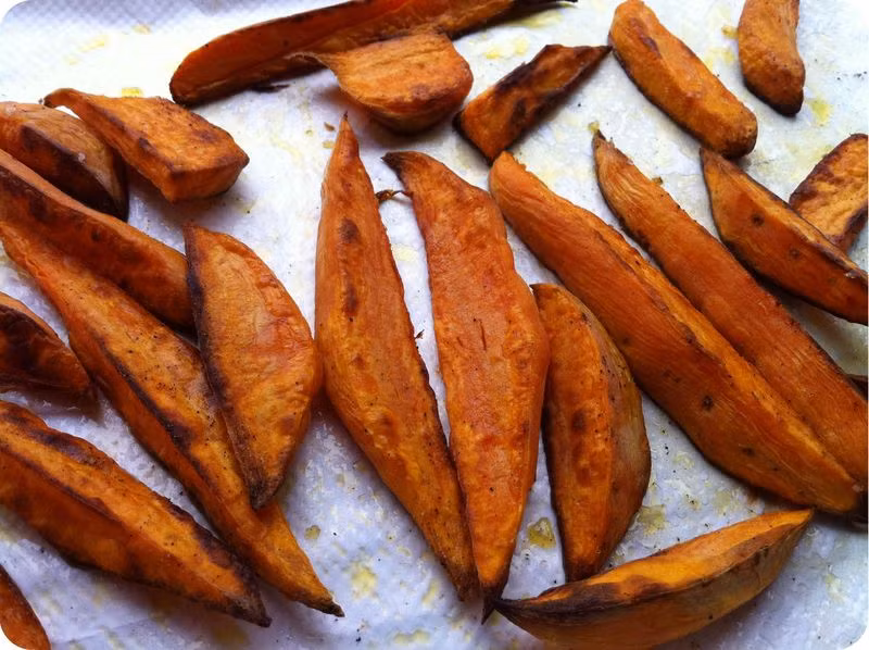 Beta-carotene trong khoai lang giúp thúc đẩy mọc tóc và ngăn ngừa các vấn đề như tóc hư hỏng, da đầu bị gàu...