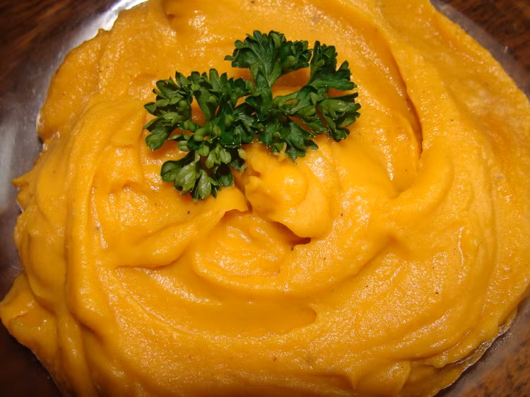 Mặt nạ khoai lang rất tốt cho làn da. Nó có thể làm dịu các vùng da bị kích thích, làm sạch lỗ chân lông. Vitamin C trong khoai lang giúp sản xuất collagen còn vitamin E sẽ cải thiện làn da của bạn. Chất anthocyanin trong khoai lang còn giúp giảm nếp nhăn, bọn mắt và quầng thâm. 