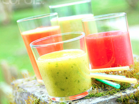 Một ly nhỏ nước ép cam và cải xoăn trên thị trường chứa đến 190 calo và 33 gram đường, tương tự như với nước ép đậu phộng. Thậm chí, khi bạn tự làm nước trái cây thì lượng đường cũng quá nhiều và chất xơ ít không hề tốt cho sức khỏe.