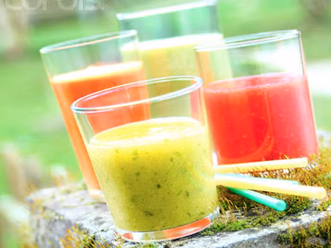 Một ly nhỏ nước ép cam và cải xoăn trên thị trường chứa đến 190 calo và 33 gram đường, tương tự như với nước ép đậu phộng. Thậm chí, khi bạn tự làm nước trái cây thì lượng đường cũng quá nhiều và chất xơ ít không hề tốt cho sức khỏe.