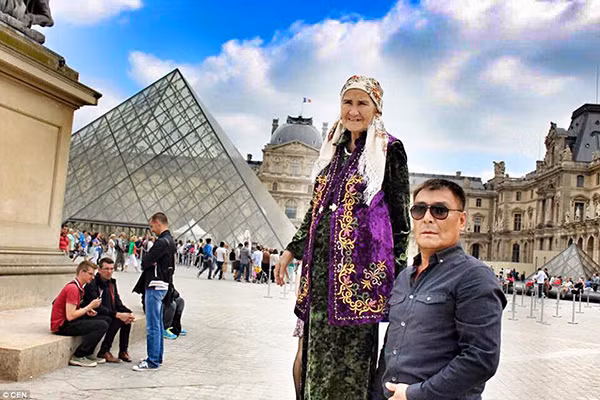 Bà cụ cho biết, ban đầu rất sợ hãi khi nghĩ đến việc đi máy bay. Nhưng sau đó bà thông suốt bởi "Tuổi này, tôi chẳng còn gì để sợ cả".