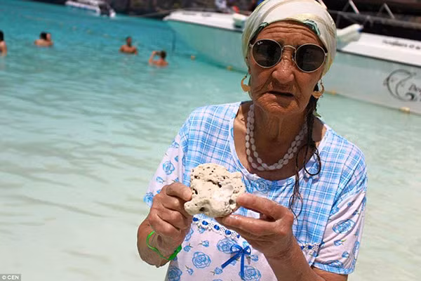 Sau 1 năm, kể từ chuyến du lịch định mệnh ấy, bà Toksanbaeva (lúc này 80 tuổi) đã đi đến những nơi xa xôi như Thái Lan, Pháp và Tây Ban Nha.