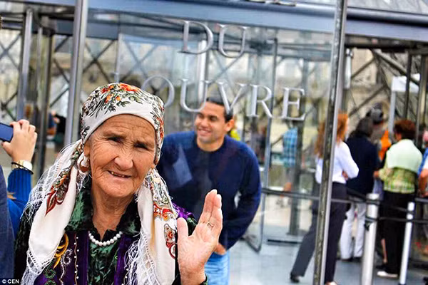 Đến khi cô cháu gái lập một tài khoản Facebook ghi lại hành trình chuyến đi của hai bà cháu thì bà Lena bắt đầu được chú ý. Mọi người rất hâm mộ đời sống tích cực của người phụ nữ hưu trí này.