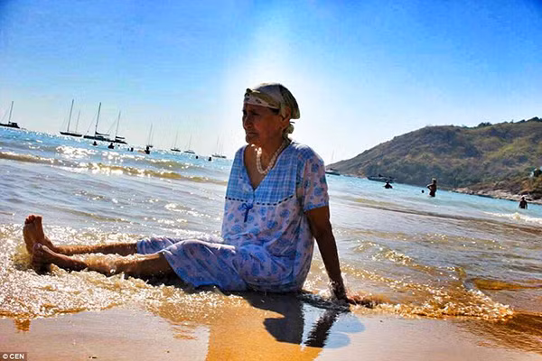 Những hình ảnh bà đi du lịch được cô cháu gái đăng tải trên Facebook nhanh chóng nhận được sự quan tâm và thích thú từ mọi người.