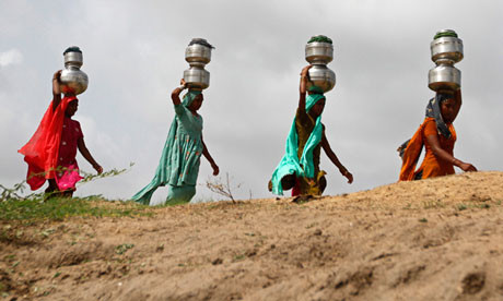 Cách 5 ngày lại có một xe chở nước tới Denganmal. Chiếc xe này chỉ chở được 1.000 lít. Những người vợ nước lấy được càng nhiều nước thì càng đỡ phải đi lại. Vì thế, mỗi khi xe nước tới, nhiều người đã giật tóc, thậm chí là đánh nhau.