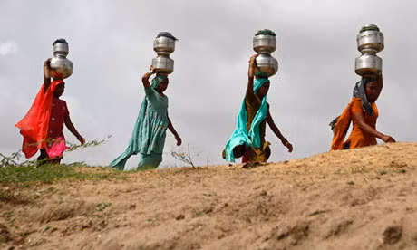 Cách 5 ngày lại có một xe chở nước tới Denganmal. Chiếc xe này chỉ chở được 1.000 lít. Những người vợ nước lấy được càng nhiều nước thì càng đỡ phải đi lại. Vì thế, mỗi khi xe nước tới, nhiều người đã giật tóc, thậm chí là đánh nhau.