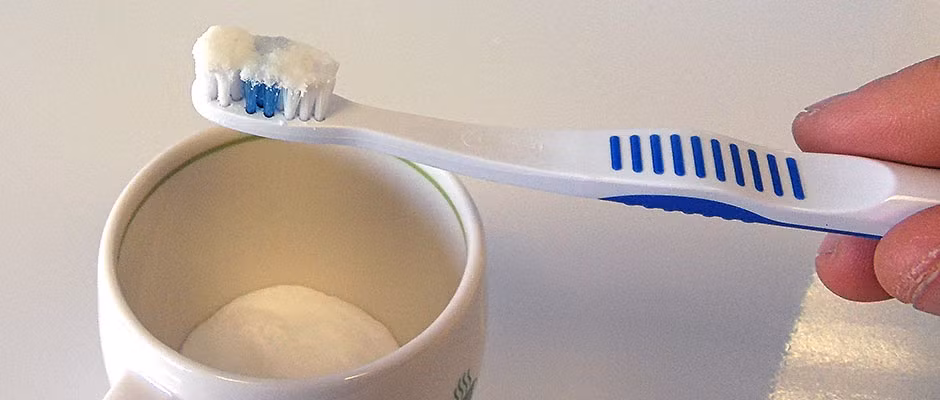 Chải răng với baking soda. Baking soda là một trong những liệu pháp tự nhiên và hiệu quả nhất giúp trắng răng. Thành phần này thường được tìm thấy trong nhiều loại kem đánh răng. Trong baking soda có những hạt nhỏ rất mịn, kết hợp với bàn chải đánh răng có thể loại bỏ được những vết hoen ố trên răng.