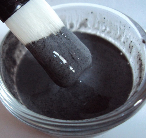 Để dễ sử dụng hơn, bạn cũng có thể trộn than với vài giọt nước cốt chanh hoặc với muối biển, dầu dừa. Nhẹ nhàng chải răng rồi súc miệng với nước sạch. Thực hiện liệu pháp này tối đa 2 lần/tuần.