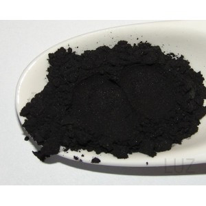 Chải răng với than hoạt tính. Liệu pháp này nghe có vẻ kỳ cục nhưng thực ra, tại một số nước như Ấn Độ, Ai Cập... than hoạt tính đã được sử dụng từ hàng ngàn năm nay để tẩy trắng răng tự nhiên. Hãy yên tâm vì than hoạt tính an toàn cho sức khỏe của bạn!