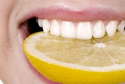 Cách sử dụng chanh tươi làm trắng răng: Chải răng nhẹ nhàng cùng nước cốt chanh trong vài phút rồi súc miệng bằng nước sạch. Bạn chỉ nên thực hiện việc này 2 lần/tuần do chanh có tính axit nên có thể làm hỏng men răng nếu bị lạm dụng.