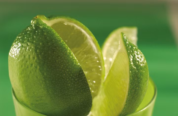 Chải răng với chanh tươi. Với nồng độ axit cao, chanh là liệu pháp tự nhiên giúp bạn khôi phục lại màu trắng sáng cho hàm răng của mình. Chanh cũng có hiệu quả giảm cao răng và giữ cho hơi thở tươi mát. Với lượng vitamin C có trong chanh, nướu của bạn cũng sẽ được chăm sóc tốt hơn.