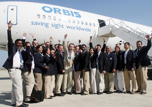 Bệnh viện Bay Orbis gồm các chuyên gia, bác sĩ tình nguyện đến từ 85 quốc gia, không phân biệt màu da, tôn giáo. Họ cùng làm việc vì mục tiêu “vì một thế giới không mù lòa” và vì “quyền được nhìn thấy” của mọi người.