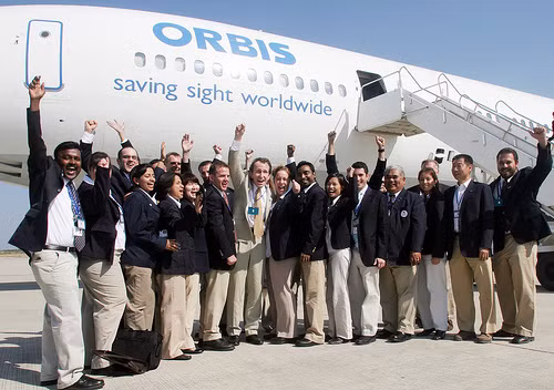 Bệnh viện Bay Orbis gồm các chuyên gia, bác sĩ tình nguyện đến từ 85 quốc gia, không phân biệt màu da, tôn giáo. Họ cùng làm việc vì mục tiêu “vì một thế giới không mù lòa” và vì “quyền được nhìn thấy” của mọi người.