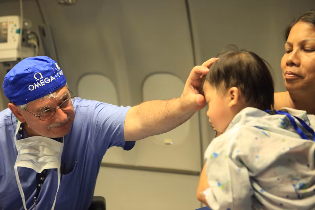 Được biết, đầu tháng 5/2015, bệnh viện Bay Orbis đã đáp xuống sân bay Phú Bài (Thừa Thiên – Huế) để thực hiện chương trình mổ mắt miễn phí cho trẻ em cũng như đào tạo các kỹ thuật nhãn khoa tiên tiến cho các bác sĩ của Bệnh viên Trung ương Huế và Bệnh viện Mắt Huế.