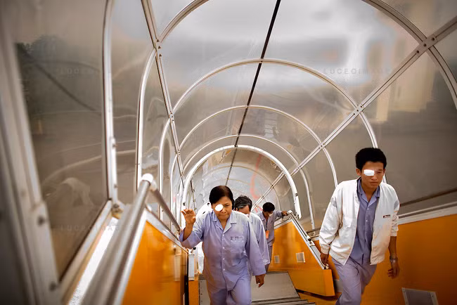 Bệnh viên Bay Orbis được cải tạo từ một chiếc máy bay dân sự DC-10 với diện tích khoang rộng 610m².