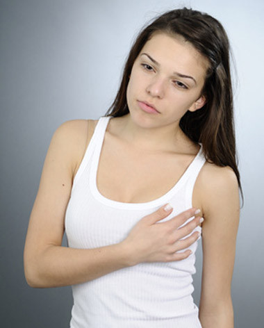 12 tuổi, tuổi dậy thì. Đây là một trong những thời khắc quan trọng trong đời phụ nữ. Tuổi dậy thì được đánh dấu bằng sự xuất hiện của kinh nguyệt và ngực bắt đầu phát triển lớn hơn. 12 tuổi là độ tuổi trung bình mà các bé gái trở thành thiếu nữ, các cô gái trẻ bắt đầu ưu tư nhiều hơn, lo lắng nhiều hơn trước những thay đổi trên cơ thể mình. Ảnh minh họa: mafamillezen.com.