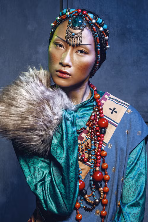 Trong một bộ ảnh thời trang, cô nàng Trang Khiếu trở nên lạ lẫm với khuôn mặt lấm tấm tàn nhang và trang phục cầu kỳ của dất nước Tây Tạng. Ảnh: yume