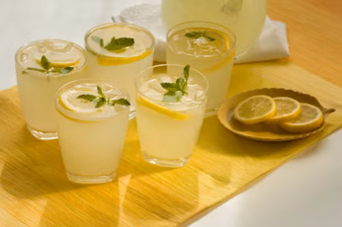 Nước chanh pha loãng. Sử dụng một quả chanh, vắt kiệt nước rồi pha với một cốc nước (nước ấm vào mùa đông và nước mát vào mùa hè). Uống nước này thay cho nước lọc hàng ngày. Nước chanh pha loãng cung cấp đầy đủ lượng nước cho cơ thể và các chất có lợi trong chanh sẽ hỗ trợ đắc lực cho quá trình giảm cân và giúp làm đẹp da. Ảnh: thammyquoctebally