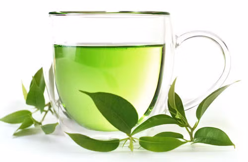 Đổ nước đun sôi vào và đợi khoảng 5 - 10 phút. Sau đó chắt lấy nước, bỏ bã. Vắt nửa quả chanh vào cốc nước trà ấm. Uống một cốc nước trà xanh và chanh hàng ngày sau mỗi bữa ăn tối không chỉ giúp giảm mỡ thừa mà còn giúp thanh lọc cơ thể, đẹp da. Ảnh: cachtrimundauden