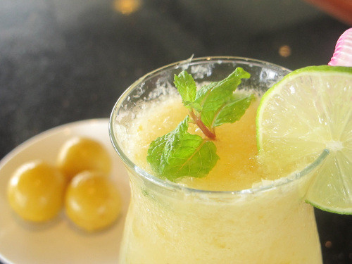 Nước chanh muối ấm. Sự kết hợp giữa nước chanh và muối ấm hàng ngày làm nên một loại đồ uống giảm cân, giúp loại bỏ mỡ thừa trên toàn bộ cơ thể. Đây là phương pháp giảm cân vừa rẻ, lại dễ thực hiện. Vắt 1 quả chanh vào 300ml nước lạnh. Thêm 1/3 thìa cafe muối hạt. Cho thêm chút nước sôi sao cho nước chanh muối trở nên ấm nóng. Uống nước chanh muối ấm trước bữa sáng 30 phút, trước bữa trưa 30 phút và trước khi đi ngủ 30 phút. Ảnh: eothon