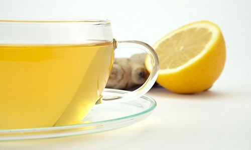 Lấy 1-2 quả chanh cạo lấy vỏ, còn lại đem vắt lấy nước.Cho đường cùng nước vào nồi đun ở lửa lớn. Khuấy đều cho đến khi đường tan hết thì để sôi khoảng 1 phút. Tắt bếp, để nguội. Cho nước chanh vắt vào bình. Đổ nước si-rô đường vào. Thêm chút nước lọc vào để pha loãng. Cuối cùng cho vỏ chanh vào tiếp. Cho 2-4 muỗng nước gừng đã lọc vào. Khuấy đều và thưởng thức. Ảnh: meonuoicon