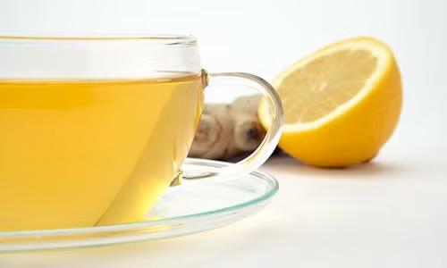 Lấy 1-2 quả chanh cạo lấy vỏ, còn lại đem vắt lấy nước.Cho đường cùng nước vào nồi đun ở lửa lớn. Khuấy đều cho đến khi đường tan hết thì để sôi khoảng 1 phút. Tắt bếp, để nguội. Cho nước chanh vắt vào bình. Đổ nước si-rô đường vào. Thêm chút nước lọc vào để pha loãng. Cuối cùng cho vỏ chanh vào tiếp. Cho 2-4 muỗng nước gừng đã lọc vào. Khuấy đều và thưởng thức. Ảnh: meonuoicon