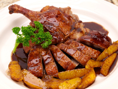 Vịt nấu cam kiểu Pháp. Nguyên liệu gồm có lườn vịt, một trái cam, hành tây, ngò tây, một chút dấm, đường, tiêu, gia vị... Món vịt nấu cam với hương vị lạ miệng, chua ngọt thơm ngon khó cưỡng...