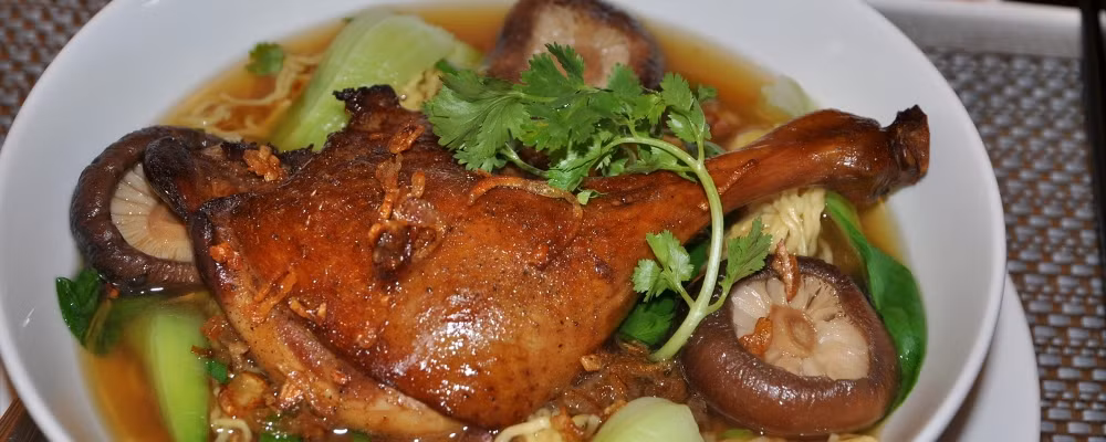 Mì vịt tiềm. Nguyên liệu gồm có 1/2 con vịt hoặc 3, 4 chiếc đùi vịt, nước hầm xương, quê, đinh hương, vỏ quýt khô, gừng, xì dầu, cải ngọt, muối, đường, bột nêm, nấm Đông cô, mì trứng, mùi ta. Xì dầu, vỏ quýt đã tạo nên cho mì vịt tiềm thứ hương vị quyến rũ không lẫn với bất cứ món ăn nào khác.