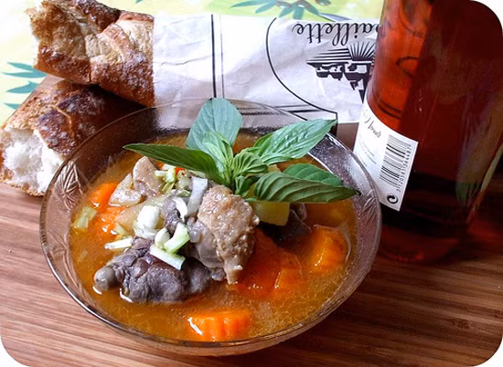 Vịt nấu sốt vang. Nguyên liệu gồm 1 con vịt béo, 300g cà chua, 100g mỡ nước, 2 củ hành khô, 300g khoai tây, hành hoa, bột mì, tỏi, đường, rượu vang, nước mắm, xì dầu, ngũ vị hương...