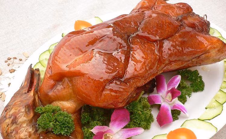 Vịt quay Quảng Đông. Nguyên liệu gồm 1 con vịt khoảng 1kg, muối, gừng, tỏi, hành lá, nước tương, đường, tiêu, nước lèo, quế hương, vỏ quýt khô, giấm, mật ong. Để làm được món này ngon cần có những bí quyết riêng, đặc biệt là trong khâu pha chế nước chấm, vì nước chấm quyết định tới 40% độ quyến rũ của món vịt này.