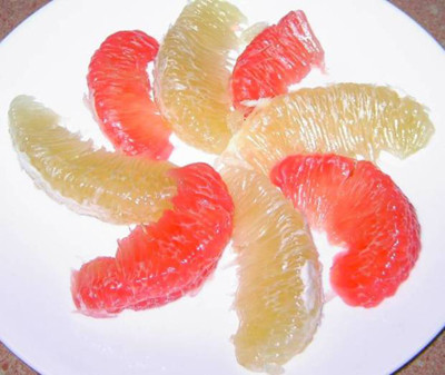 Bưởi. Vitamin C - Chất chống oxy hóa được tìm thấy trong nhiều loại trái cây và rau quả, đặc biệt là bưởi, cam, ớt chuông, bông cải xanh. Chất oxy này có thể ngăn ngừa các hợp chất nitơ hình thành gây ung thư. Một chế độ ăn giàu vitamin C có thể giảm nguy cơ ung thư dạ dày, đại tràng, thực quản, bàng quang, vú và cổ tử cung. Vì vậy, hãy chắc chắn có một đĩa bưởi tráng miệng sau bữa ăn.